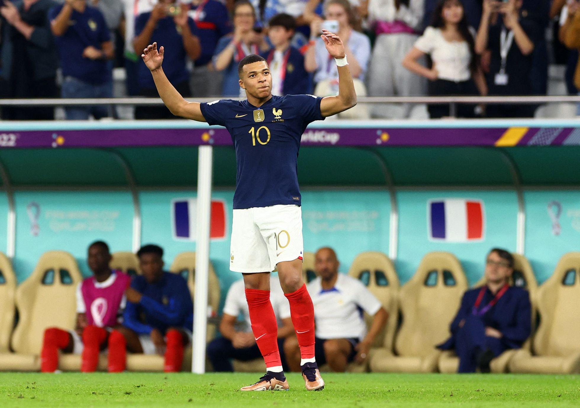 Francia clasifica a cuartos de final de con un doblete de Mbappé que